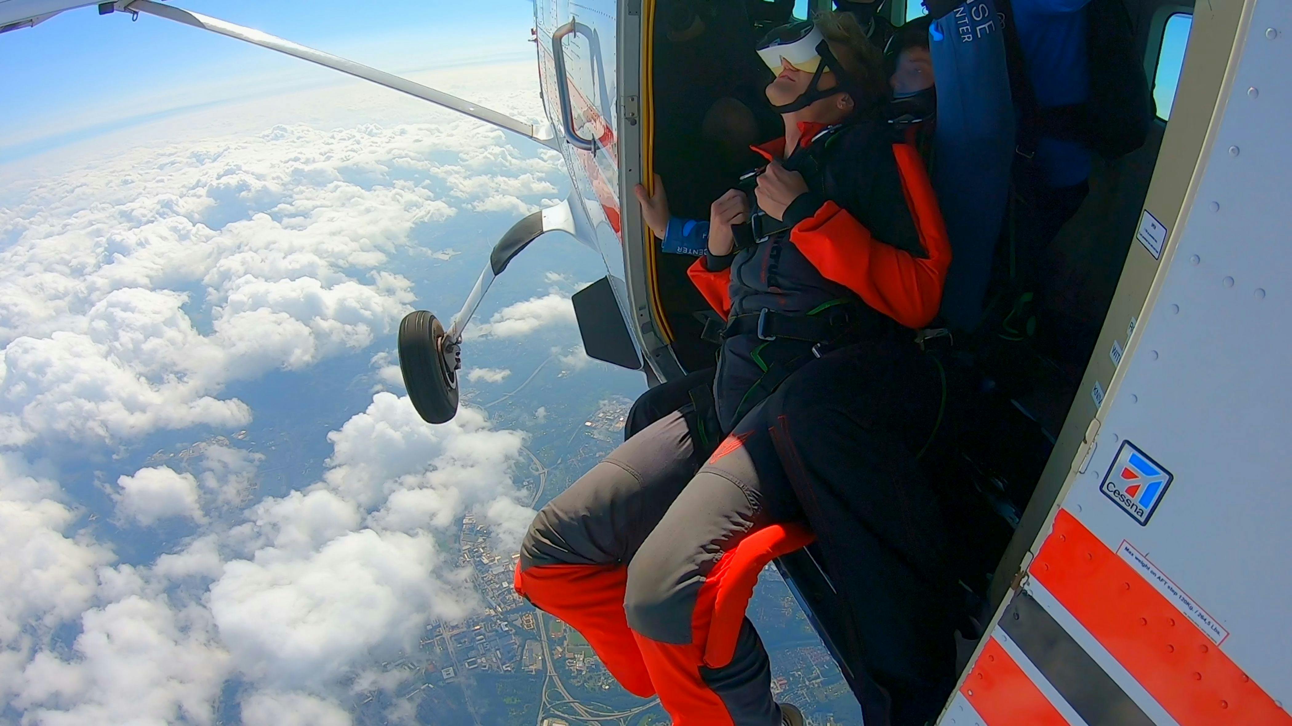 I første afsnit af "Destination X" skulle fire af deltagerne springe i faldskærm.