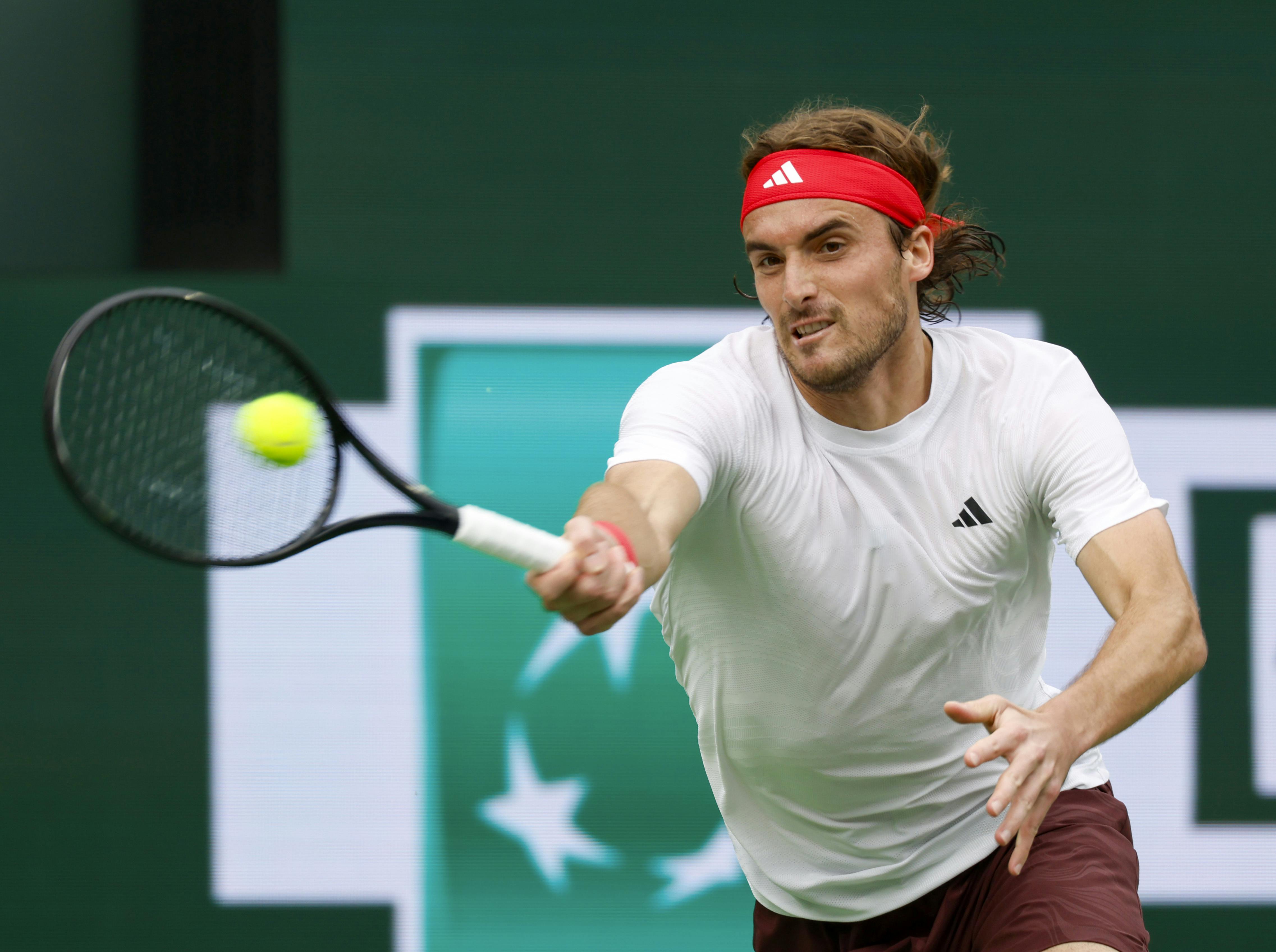 Stefanos Tsitsipas i aktion mod Holger Rune.