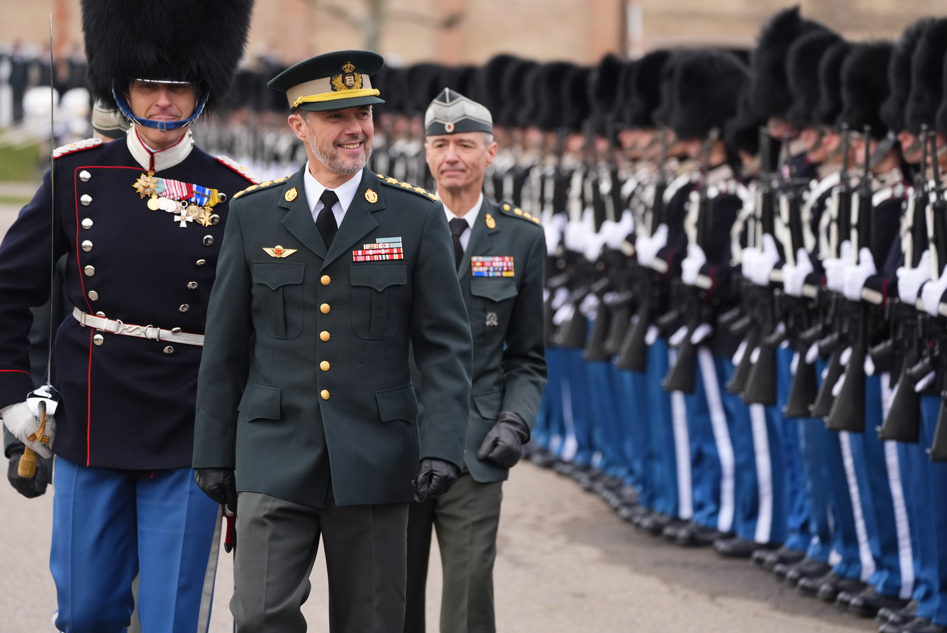 Kong Frederik deltager i Urparade ved Den Kongelige Livgarde og overrækker "Kongens Ur"