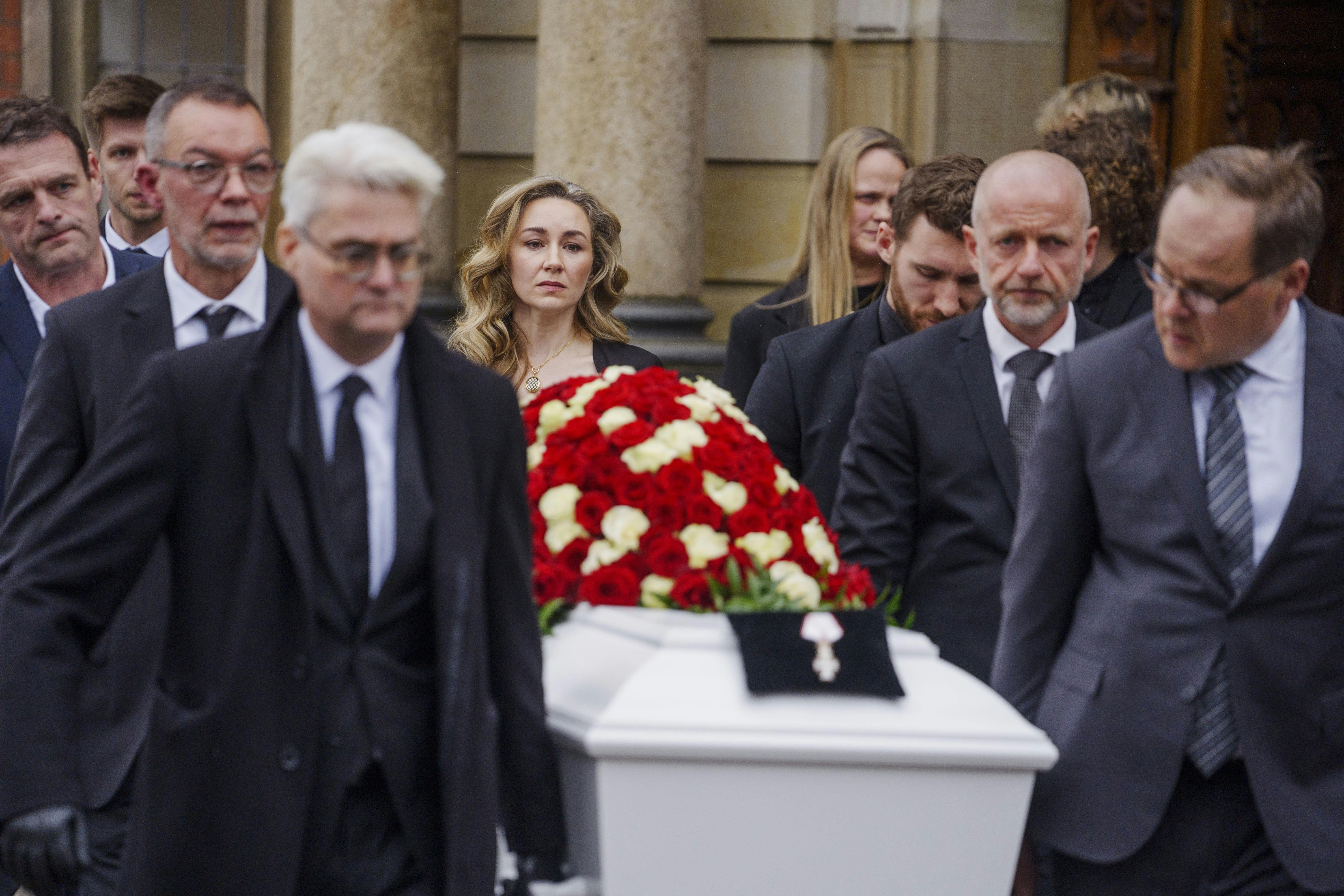 Tidl. minister Peter Christensen begraves. Hvor: Holmens Kirke, KøbenhavnHvornår: Torsdag. Begravelsen begynder kl 13. Vi er der kl. 11.30. Straksbilleder ja tak Journalist: Kristian Thorsen, 20 89 11 31