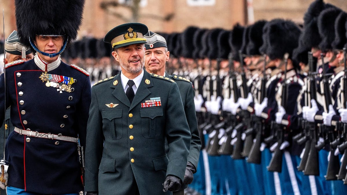 Kong Frederik blev onsdag fotograferet sammen med livgarden, da han uddelt Kongens Ur.&nbsp;