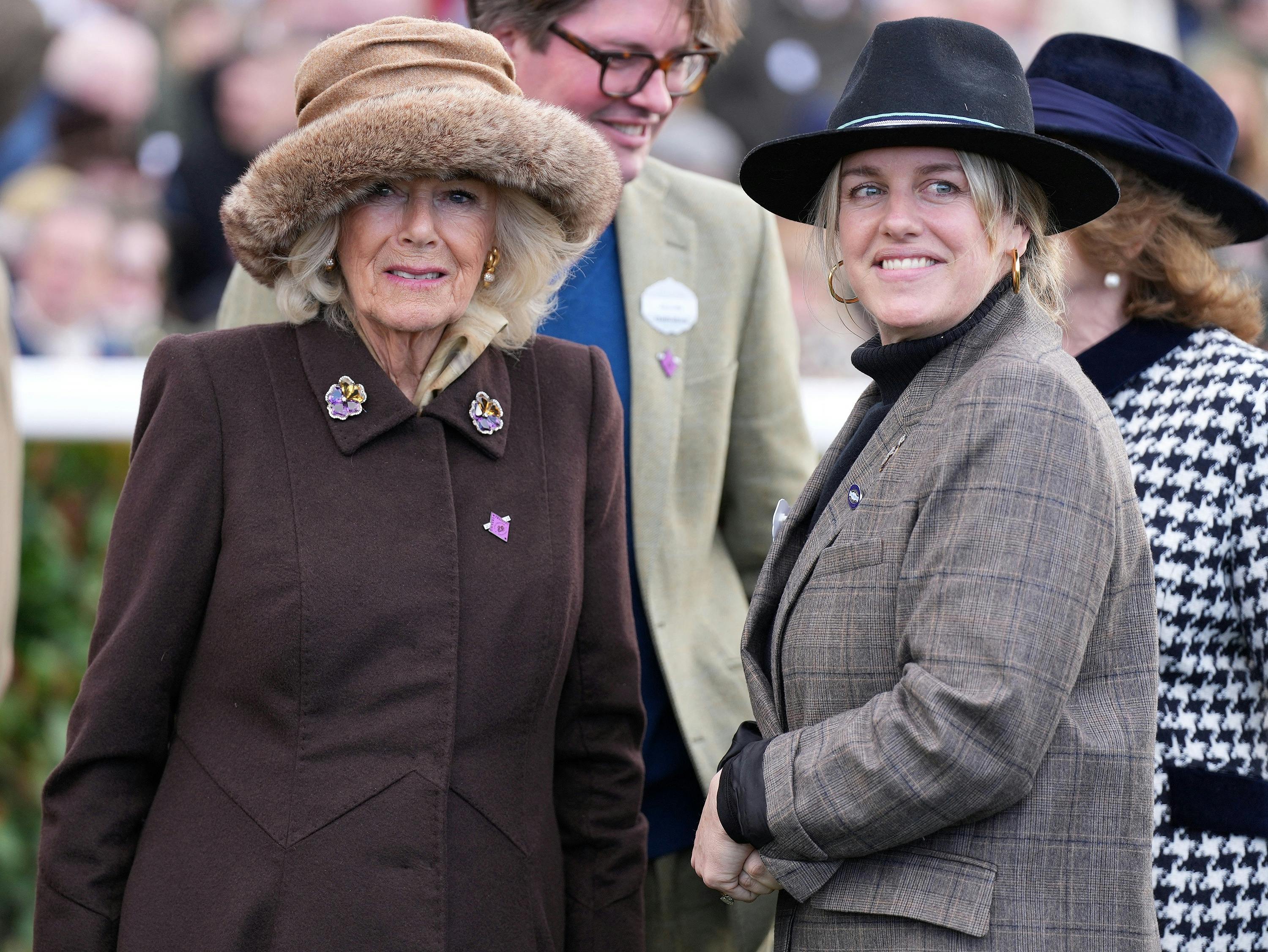Dronning Camilla til Cheltenham Festival med datteren Laura Lopes.
