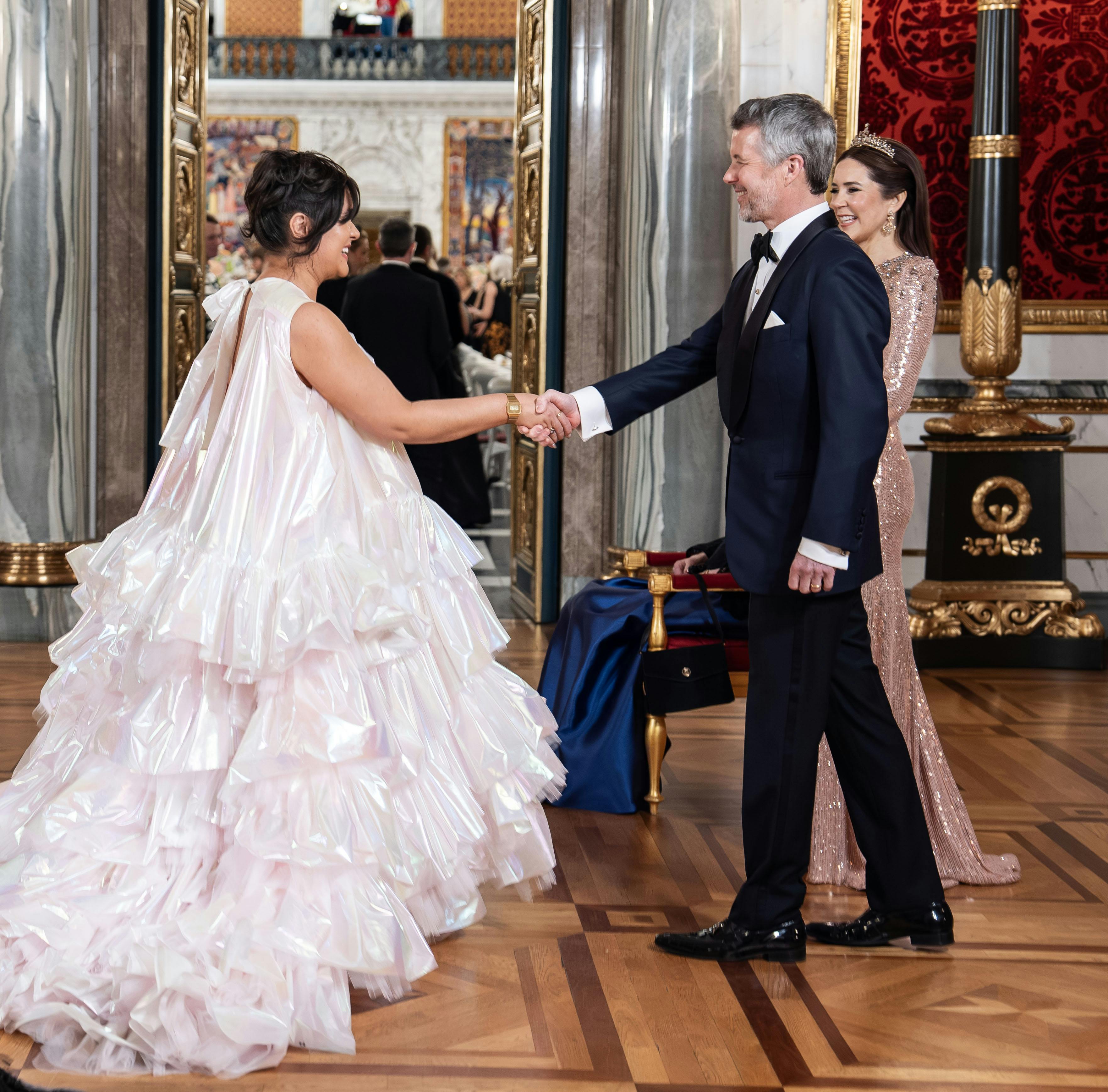 OPGAVE: Kongeparret  afholder Aftenselskab for kunst og kultur. POOL 2 Receiving line. Her er det Komiker Natasha Brock og Hr. Albert DieckmannSTED: Christiansborg slot JOURNALIST: Marianne Singer, Ulrik Ulriksen, Jan KörnerFOTOGRAF: © Hanne Juul/ Aller Foto & VideoDATO: 20250228