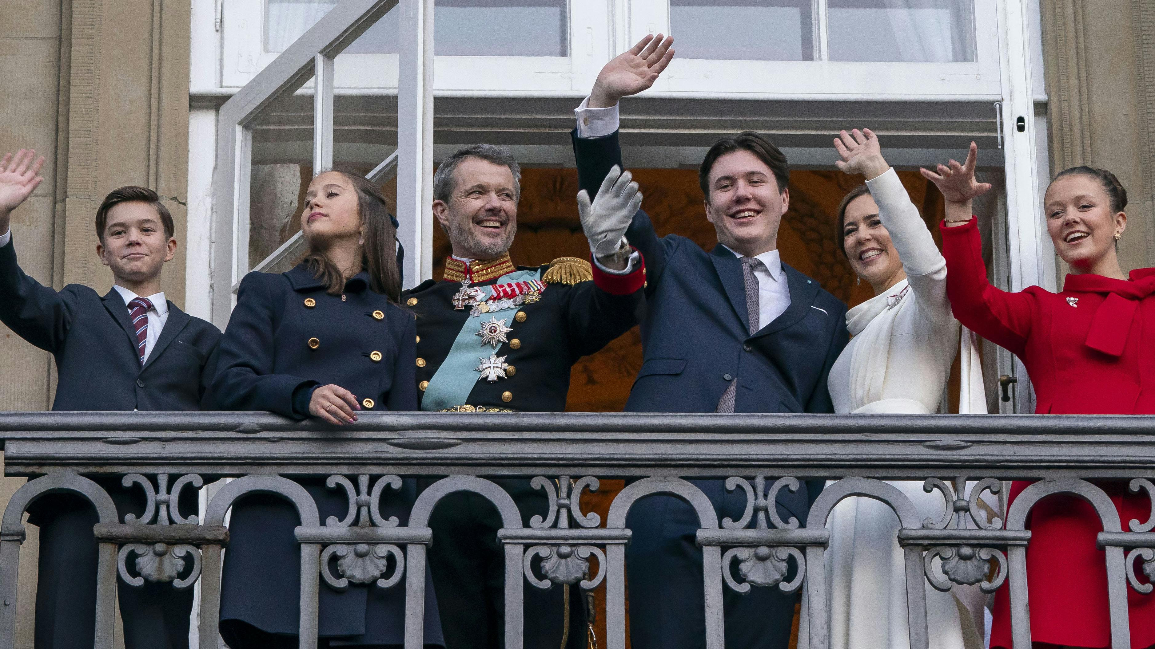 Prins Vincent, prinsesse Josephine, kong Frederik, kronprins Christian, dronning Mary og prinsesse Isabella.&nbsp;