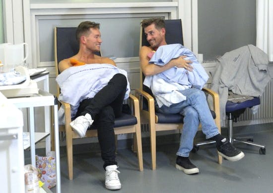 Morten Kjeldgaard og Frederik Haun med deres nyfødte tvillinger.