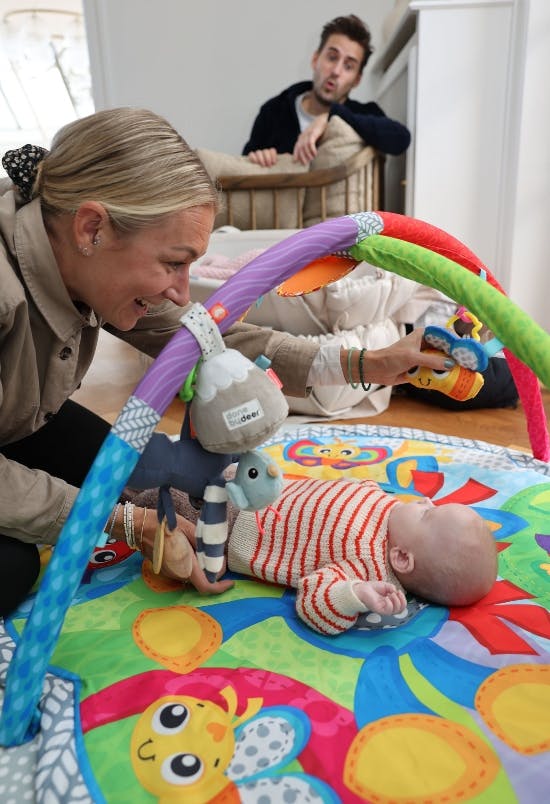 Nanna Brandt med den ene tvilling.