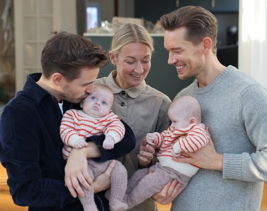 Nanna Brandt sammen med Frederik, Morten og tvillingerne.