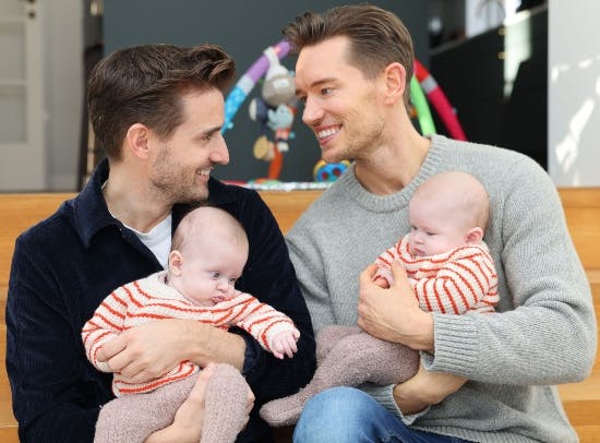 Morten og Fredrik med deres tvillinger.