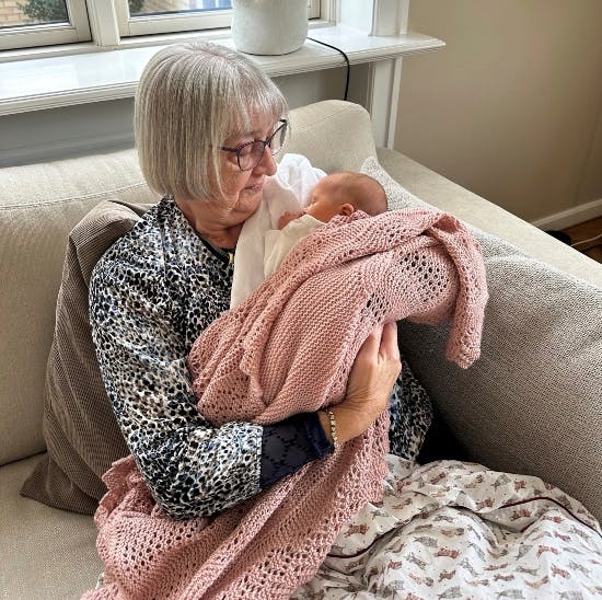 Inge-Lise Kjeldgaard med sit ene barnebarn.