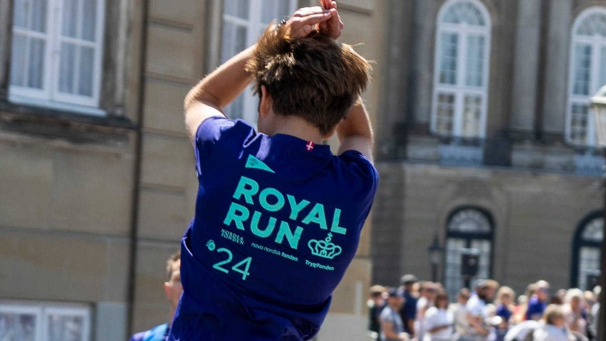Bagpå trøjen fra sidste år sås en stor krone efter "Royal Run"-teksten.