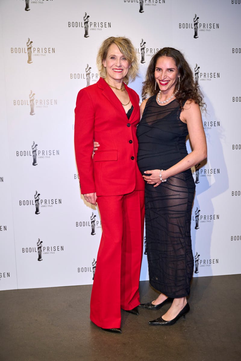 Charlotte Fich ankom med kollegaen Ellaha Lack til Bodilprisen 2025.