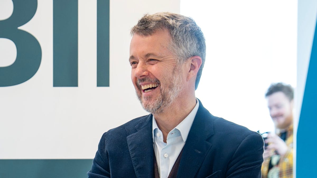 Kong Frederik i smart stil under onsdagens besøg.