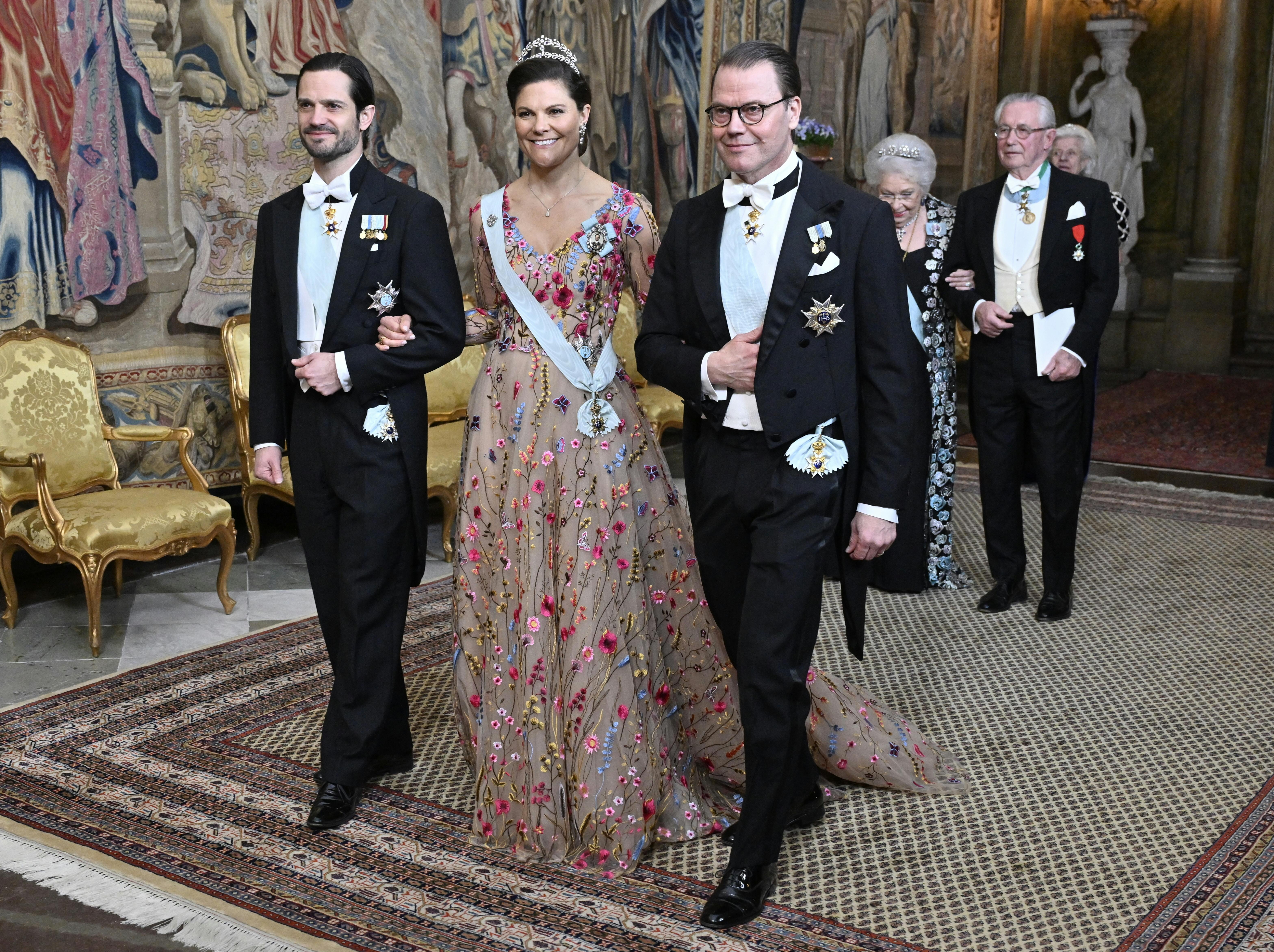 Prins Carl Philip, kronprinsesse Victoria og prins Daniel ankommer till repræsentationsmiddag på Kungliga slottet i Stockholm.