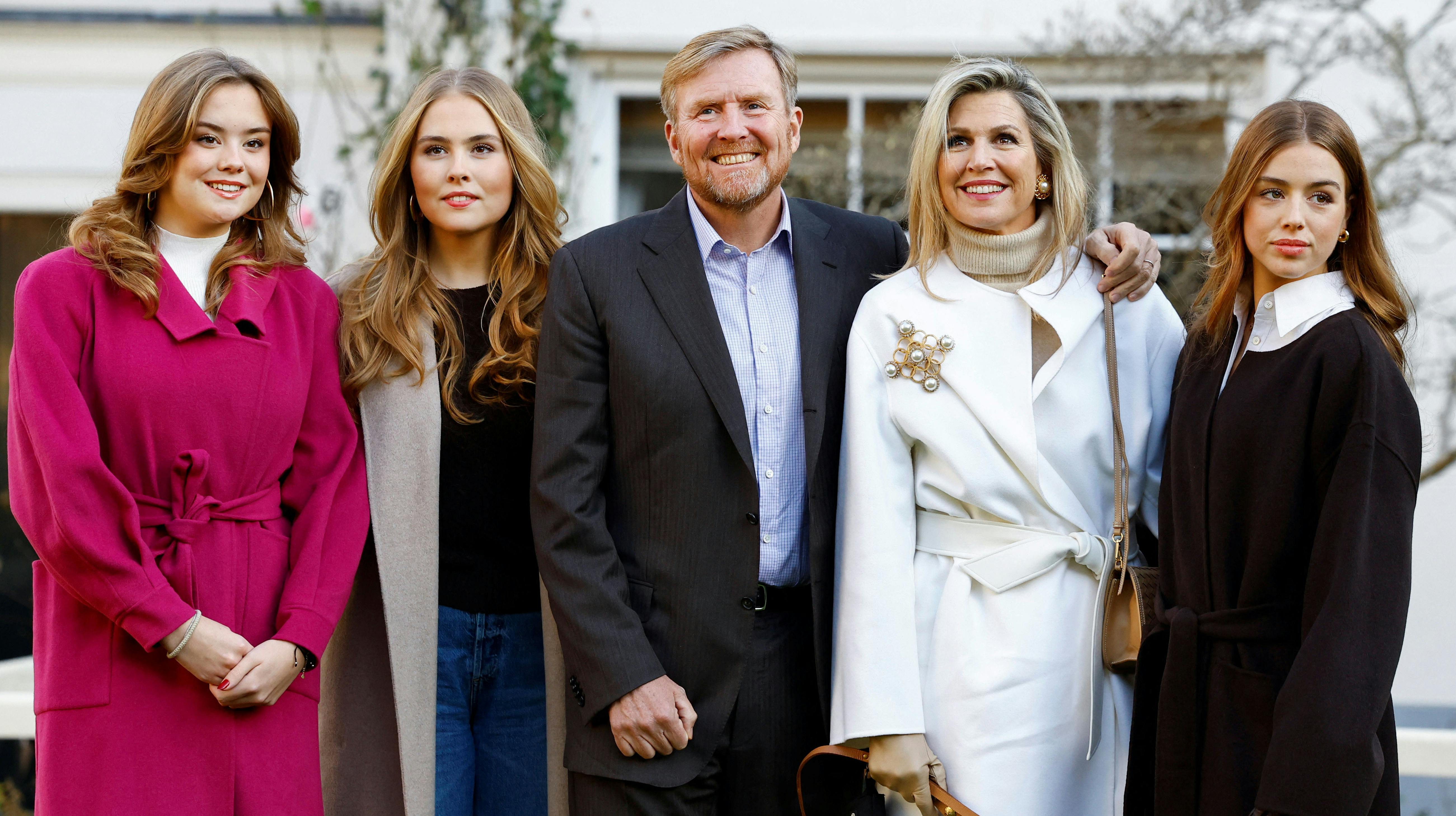 Prinsesse Alexia, prinsesse Amalia, kong Willem-Alexander, dronning Maxima og prinsesse Ariane. 
