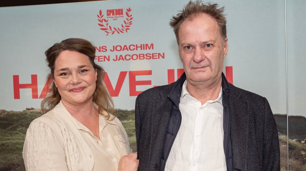 Knud Romer ved premieren på Hærvejen sammen med kæresten Laura. 