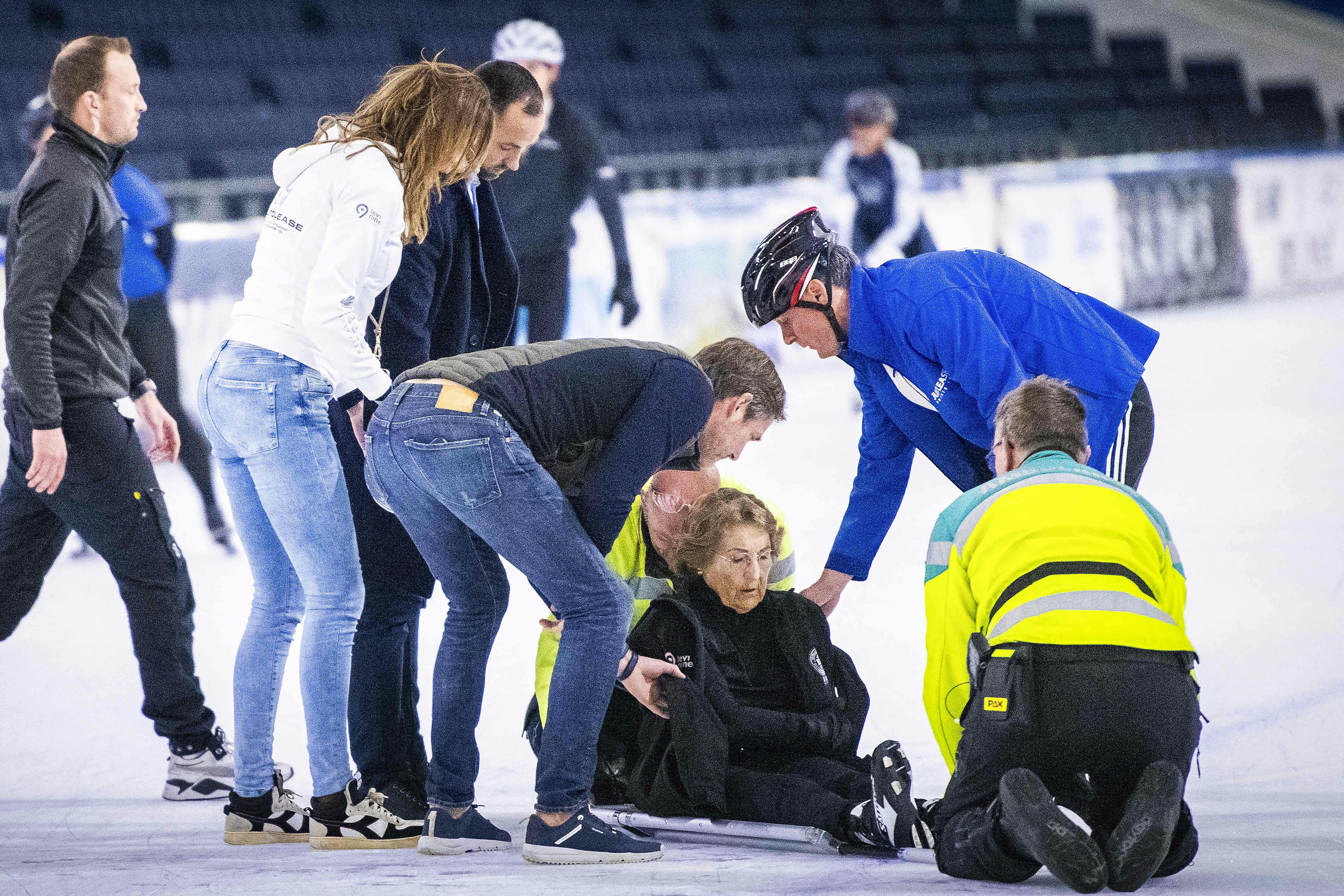 Prinsesse Margriet sidder på isen efter faldet.