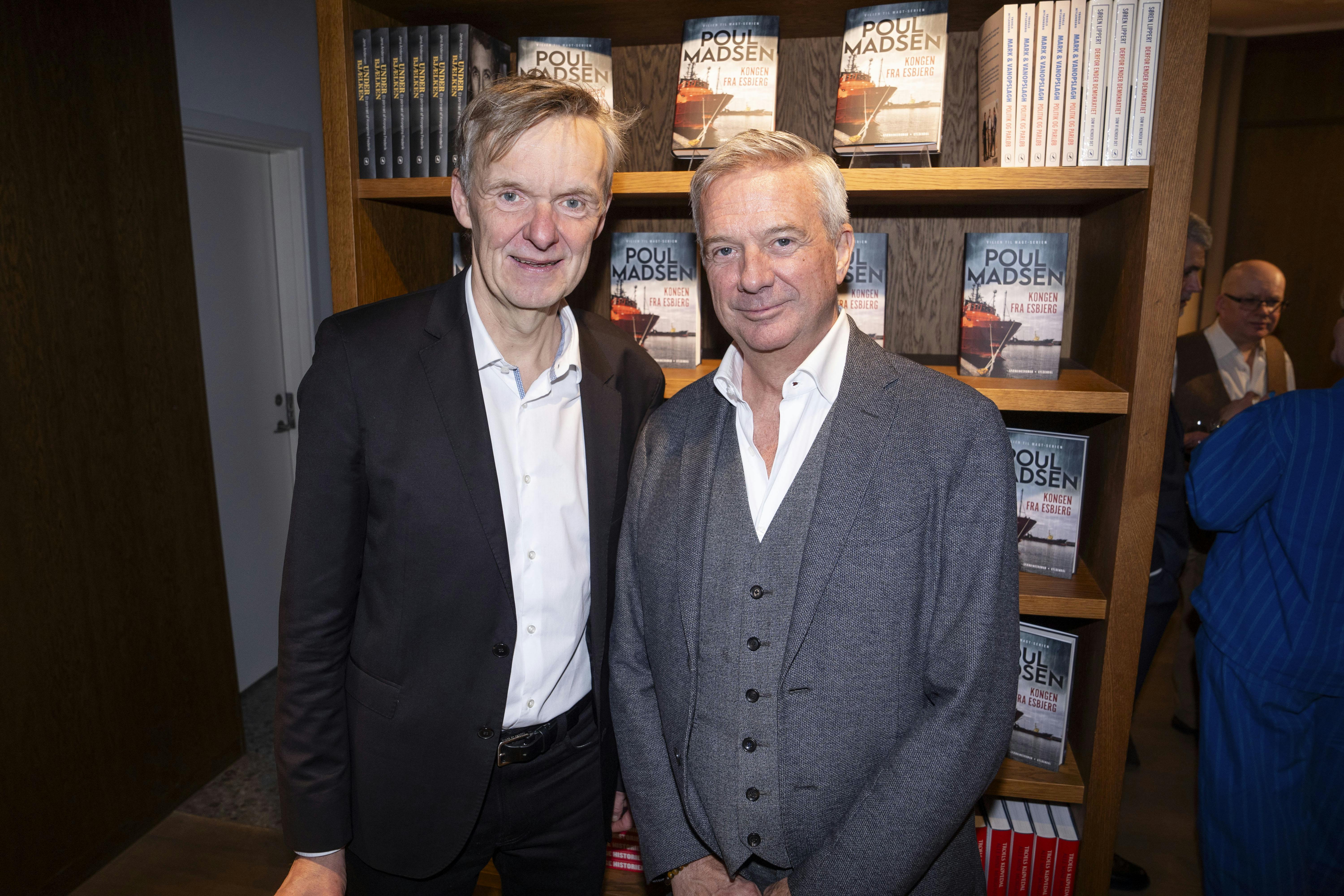 Opgave: Poul Madsen holder bogreception på sin bog ”Kongen fra Esbjerg”. Tid og sted: I Hjørnet (hjørnet af Klareboderne og Pilestræde) Strax: Ja Fotos: Poul Madsen alene og med familie samt kendte receptionsgæster. Journalist: Laura Hansen, 61765109