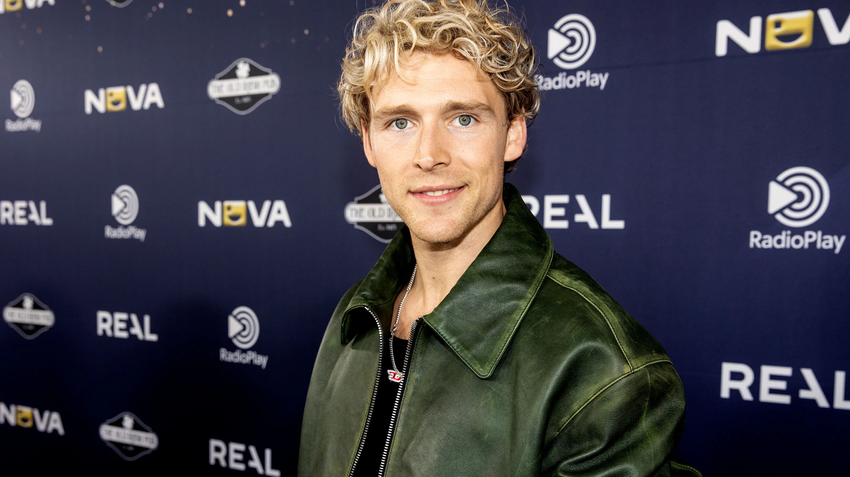Kom med helt ind i soveværelset: Sådan bor Christopher, når han er på ...