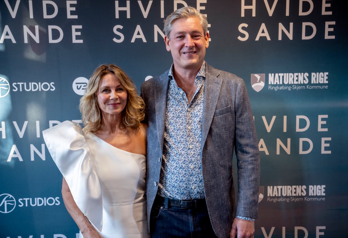 Skuespiller Anne Louise Hassing præsenterede sin nye kæreste Ulrik, da hun sammen med de øvrige skuespillere, ankom til premieren på TV2 serien Hvide Sande. Det hele foregik i Ringkøbing Bio