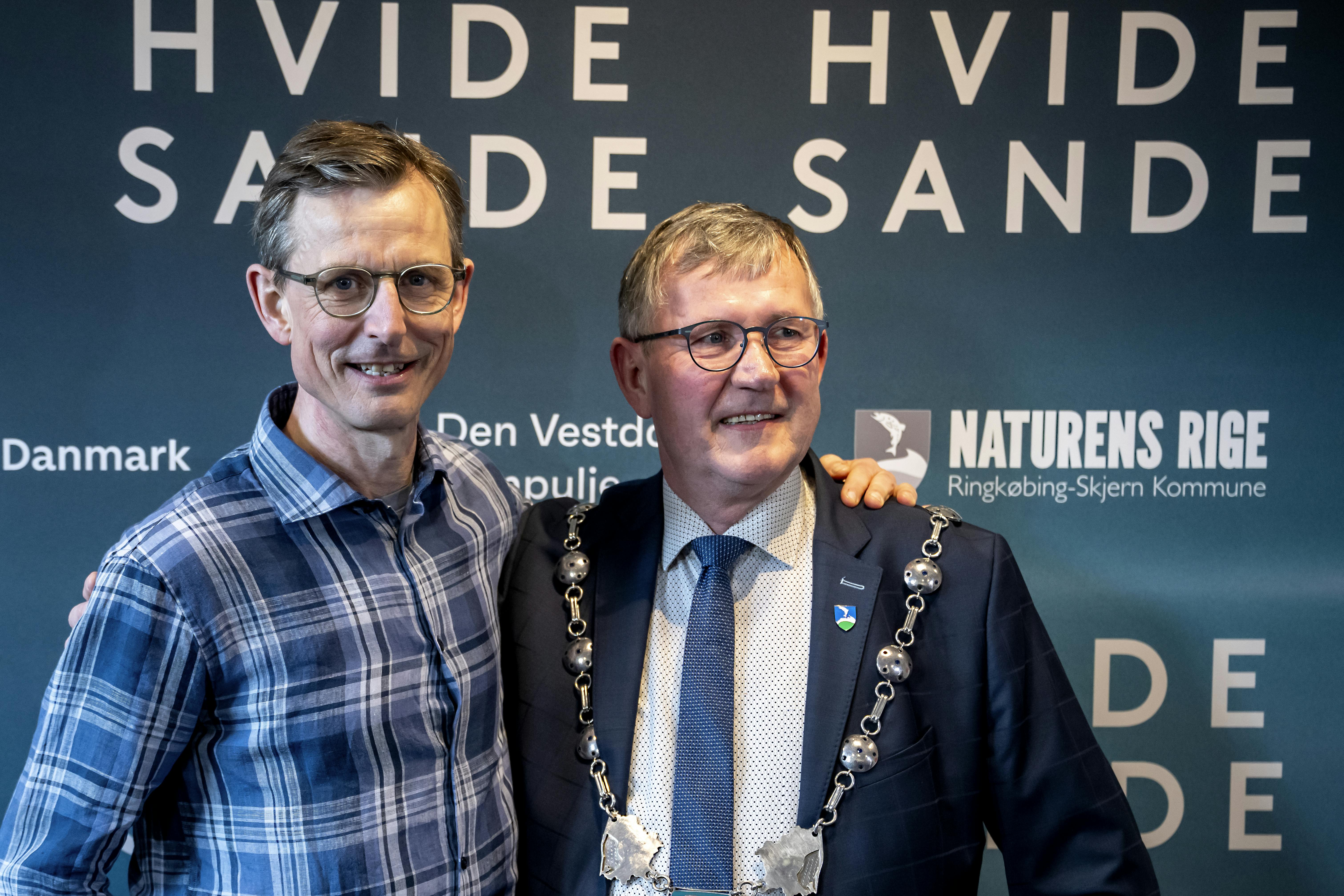 Skuespiller Anne Louise Hassing præsenterede sin nye kæreste Ulrik, da hun sammen med de øvrige skuespillere, ankom til premieren på TV2 serien Hvide Sande. Det hele foregik i Ringkøbing Bio