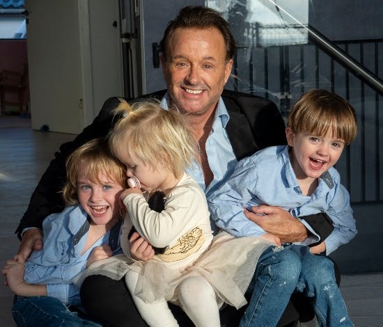 Dennis Knudsen med børnene, Lucas, Aura og Noah.