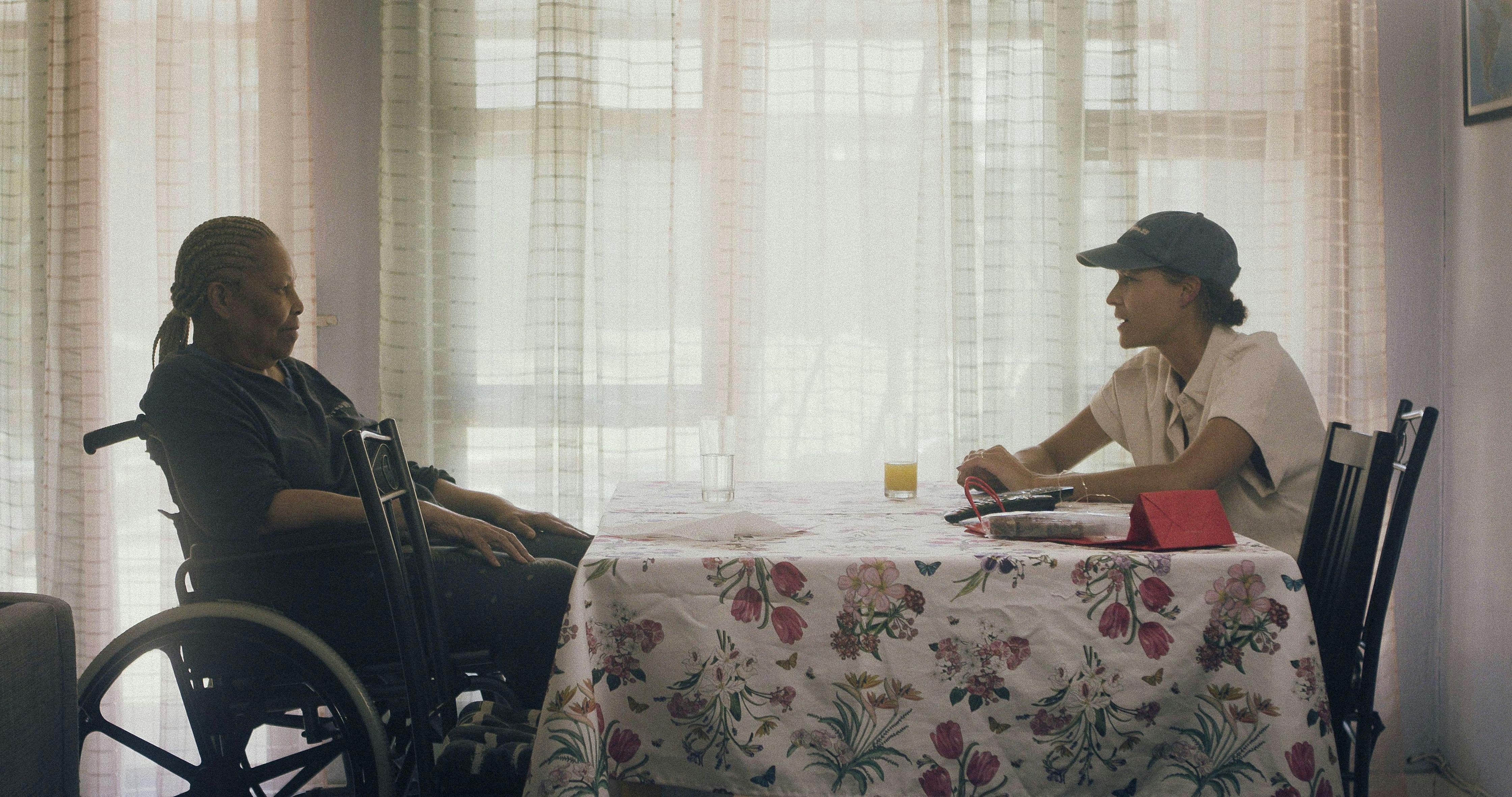 Nola interviewer sin mor, Faith.