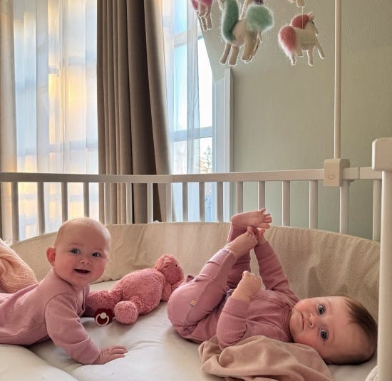 Nora og Emma nyder morgenen.