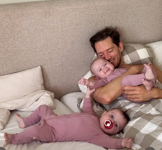 Morten Kjeldgaard med Nora i armene og Emma ved siden af.