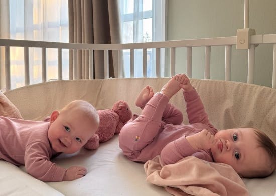 Nora og Emma i morgenhumør.