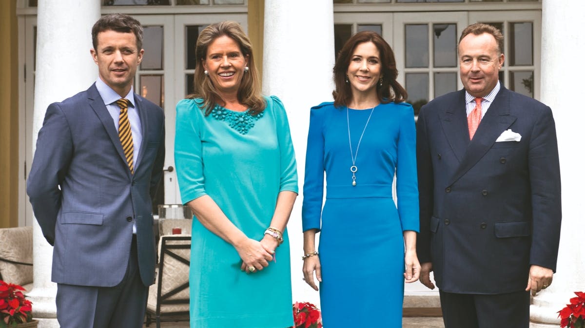 Daværende kronprins Frederik og kronprinsesse Mary har, ligesom resten af den kongelige familie, et godt forhold til familien Jebsen. Her ses de under et besøg hos Hans Michael og Desirée Jebsen i deres hjem i Hong Kong i 2012 under et officielt besøg