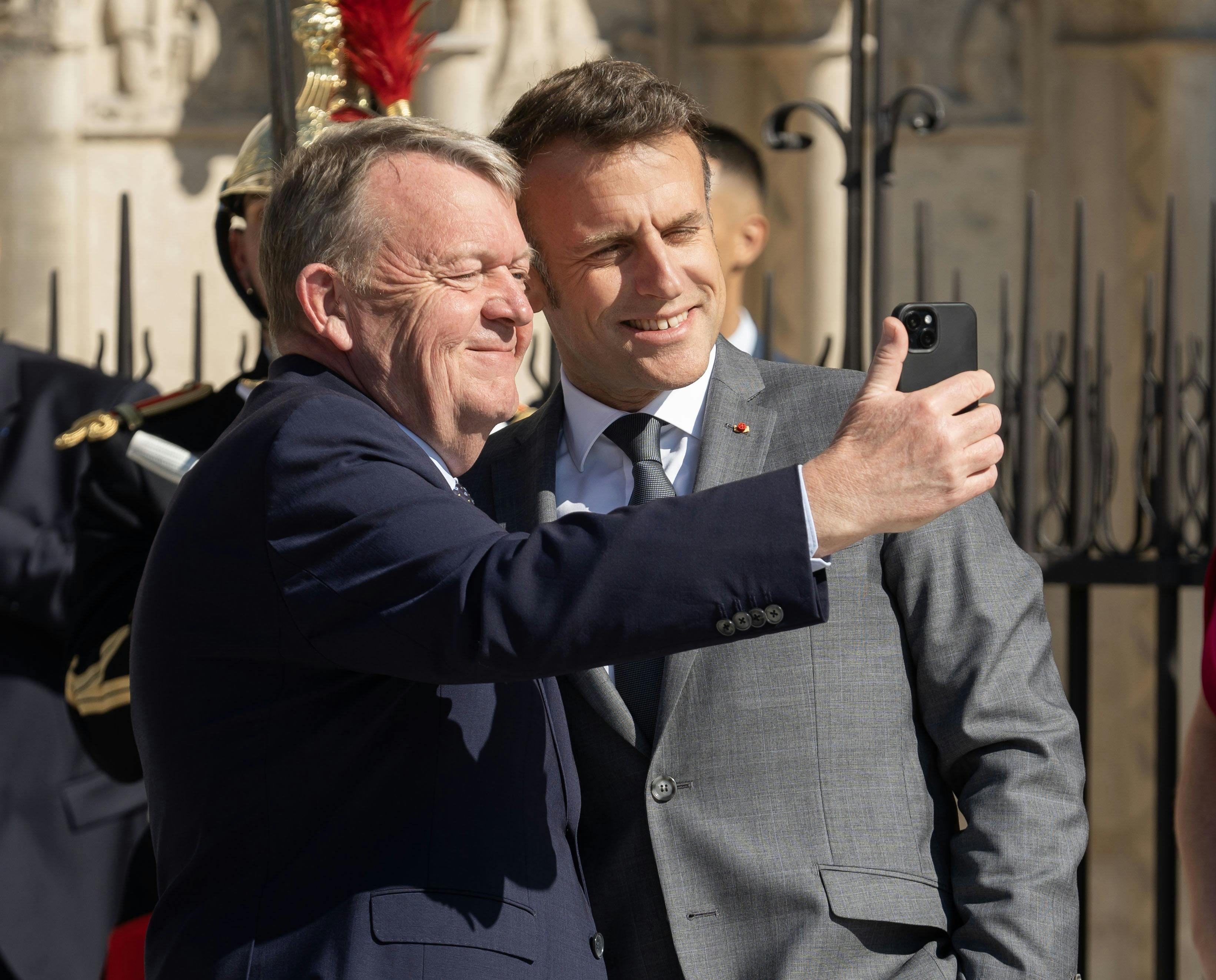 OPGAVE: Statsbesøg i Frankrig. Kongeparret besøger Notre Dame og her forlader de kirken igen og tager afsked med præsidentparret.STED: ParisJOURNALIST: Ulrik UlriksenFOTOGRAF: © Hanne Juul/ Aller Foto & VideoDATO: 20250402