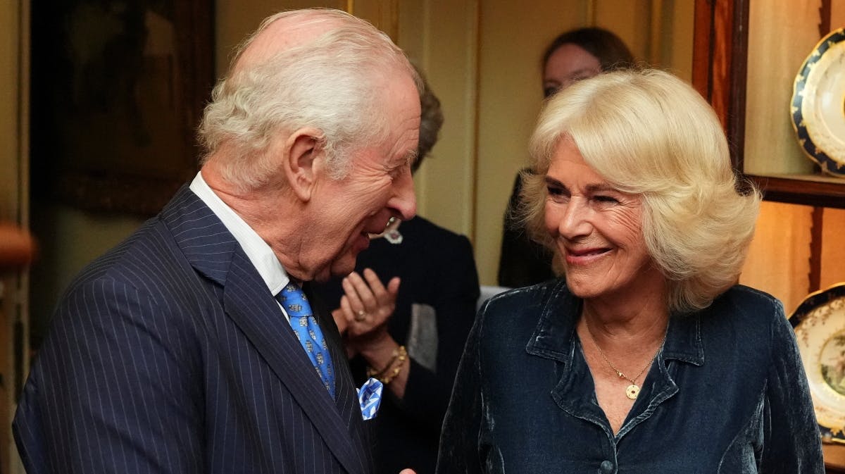 Kong Charles og dronning Camilla i højt humør i marts 2025.