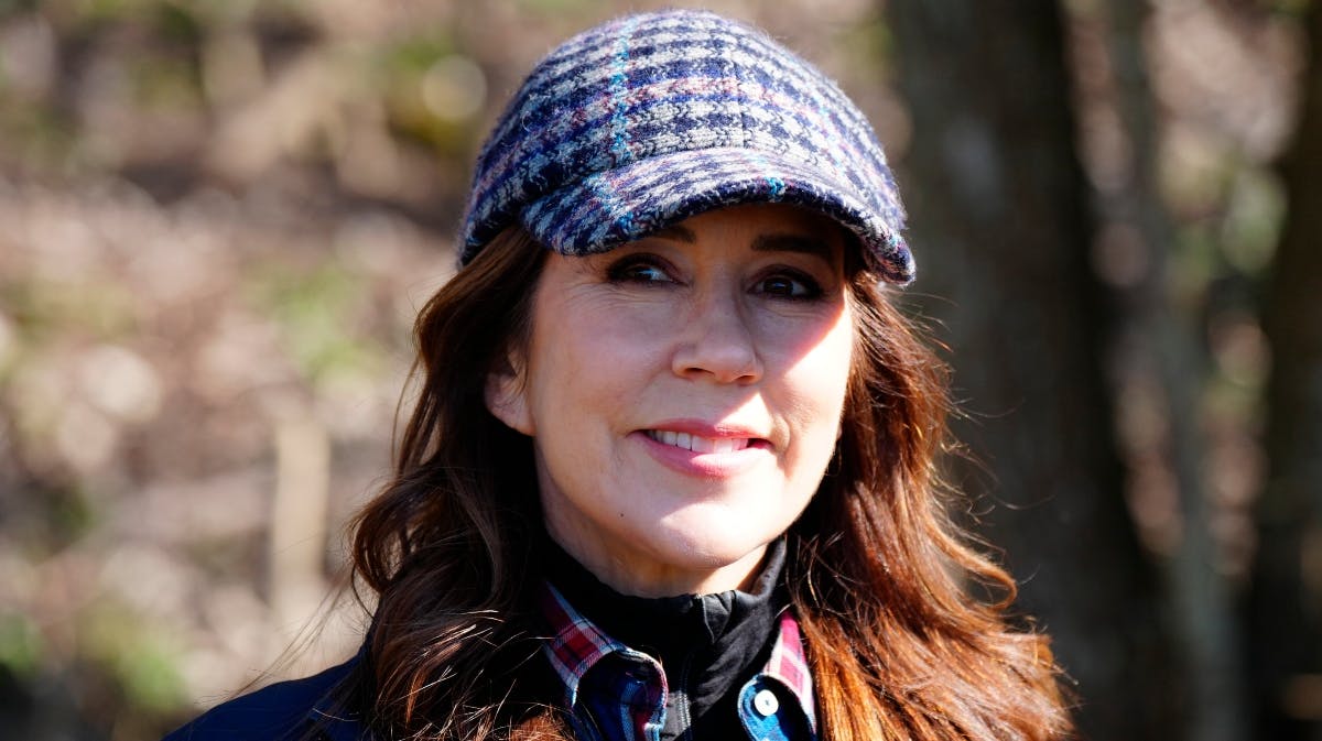 Dronning Mary på vandretur søndag. 