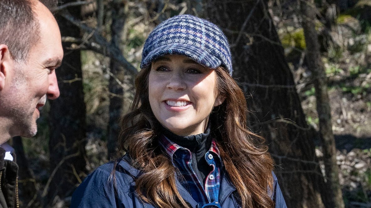 Dronning Mary smilende og glad søndag.