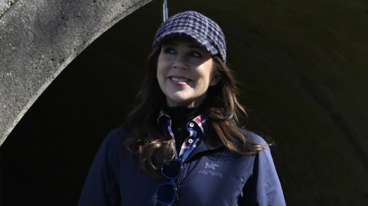 Dronning Mary på vandretur søndag.