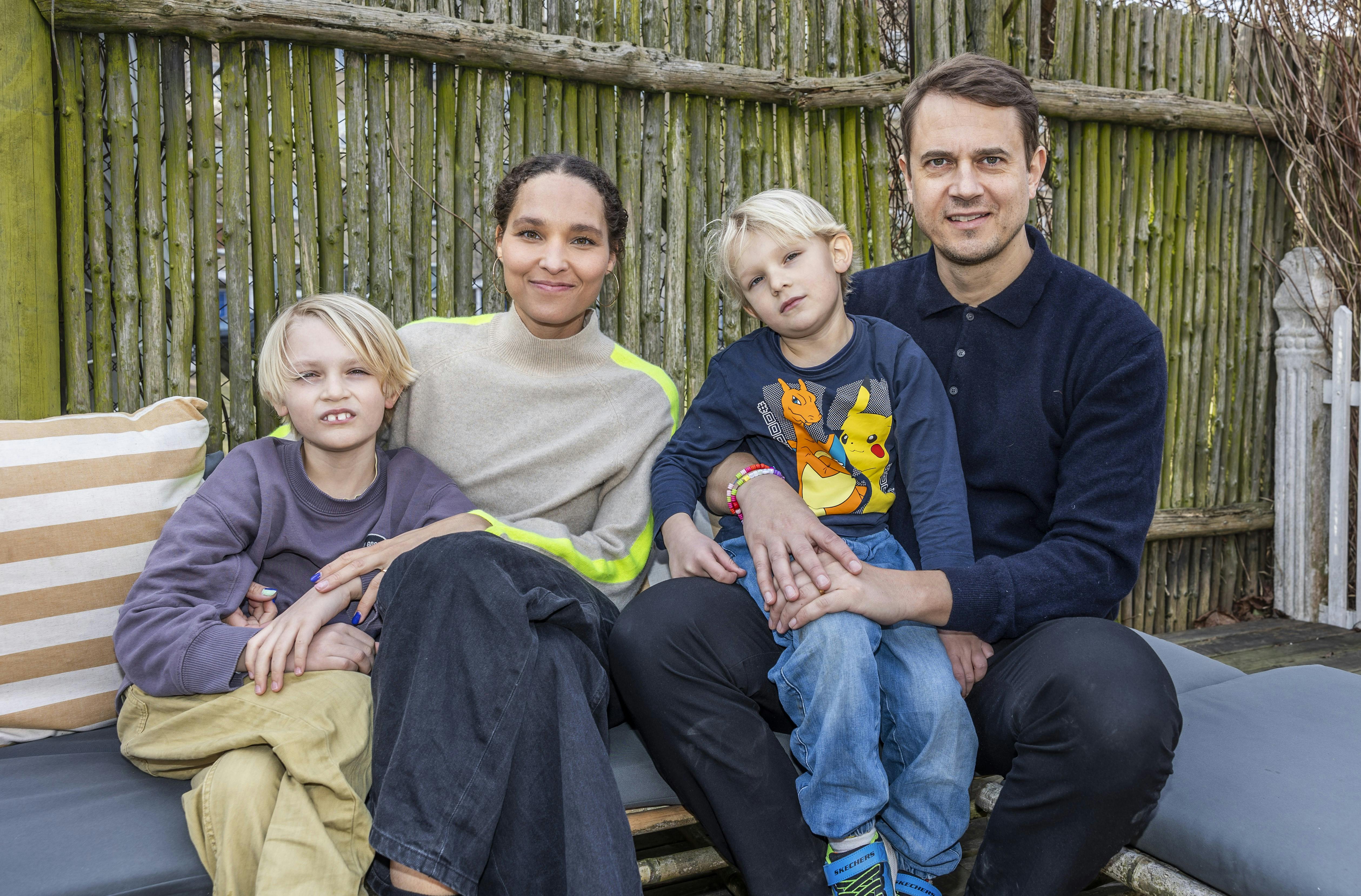 Nola Grace Gaardmand Barsøe med sønnerne Calle og Buster samt manden Magnus Barsøe.