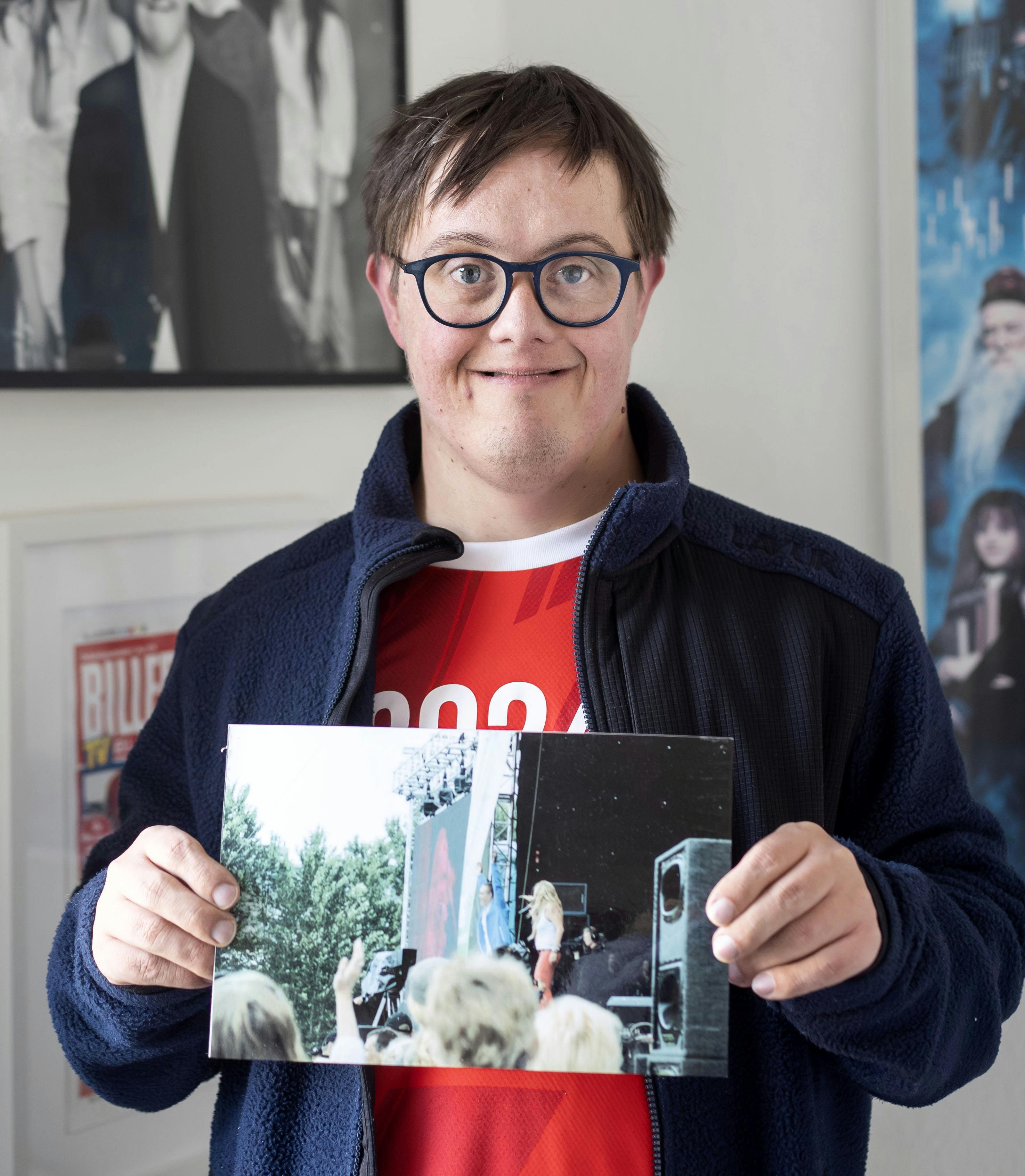 OPGAVE: Interview med Jeff fra "Ups, vi er voksne”. Mor Mitzie Pitzner er også medSTED: Skellet 12, ValbyJOURNALIST: Caroline AndersenFOTOGRAF: © Hanne Juul/ Aller Foto & VideoDATO: 20250407