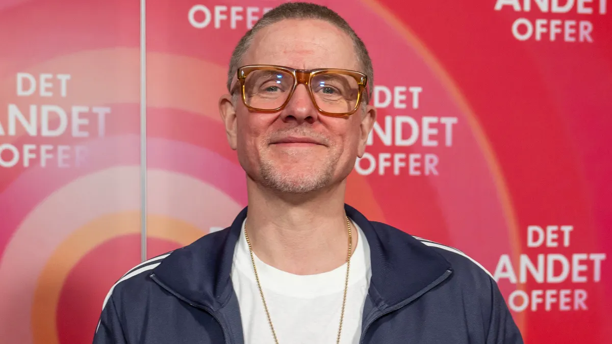 Prøvede at gemme den: Anders Matthesen havde spøjs ting med på den røde ...