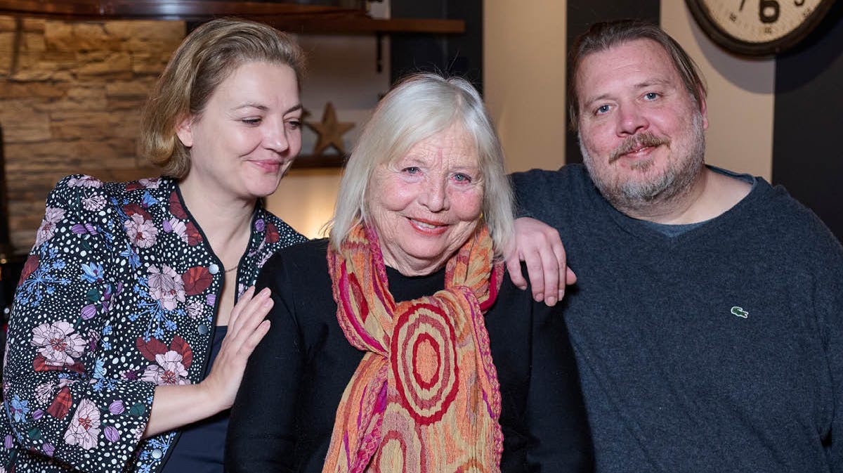 Helle Hertz med to af sine tre børn, Laura og Nicolas Bro.