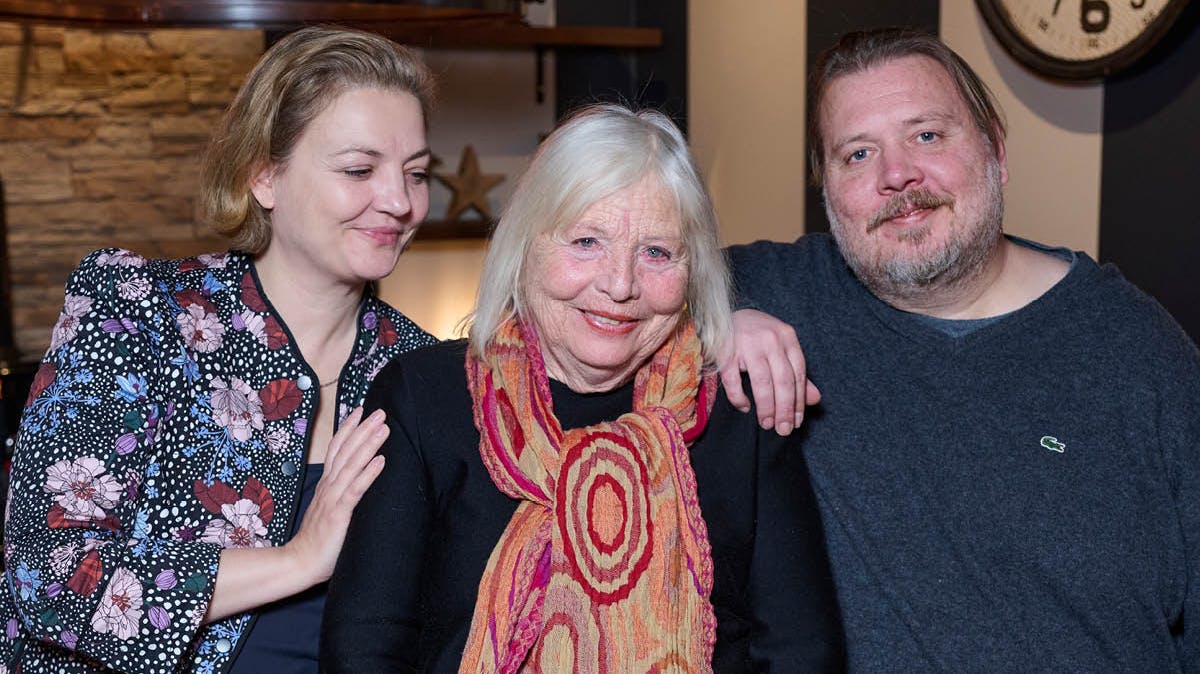 Helle Hertz med to af sine tre børn, Laura og Nicolas Bro.