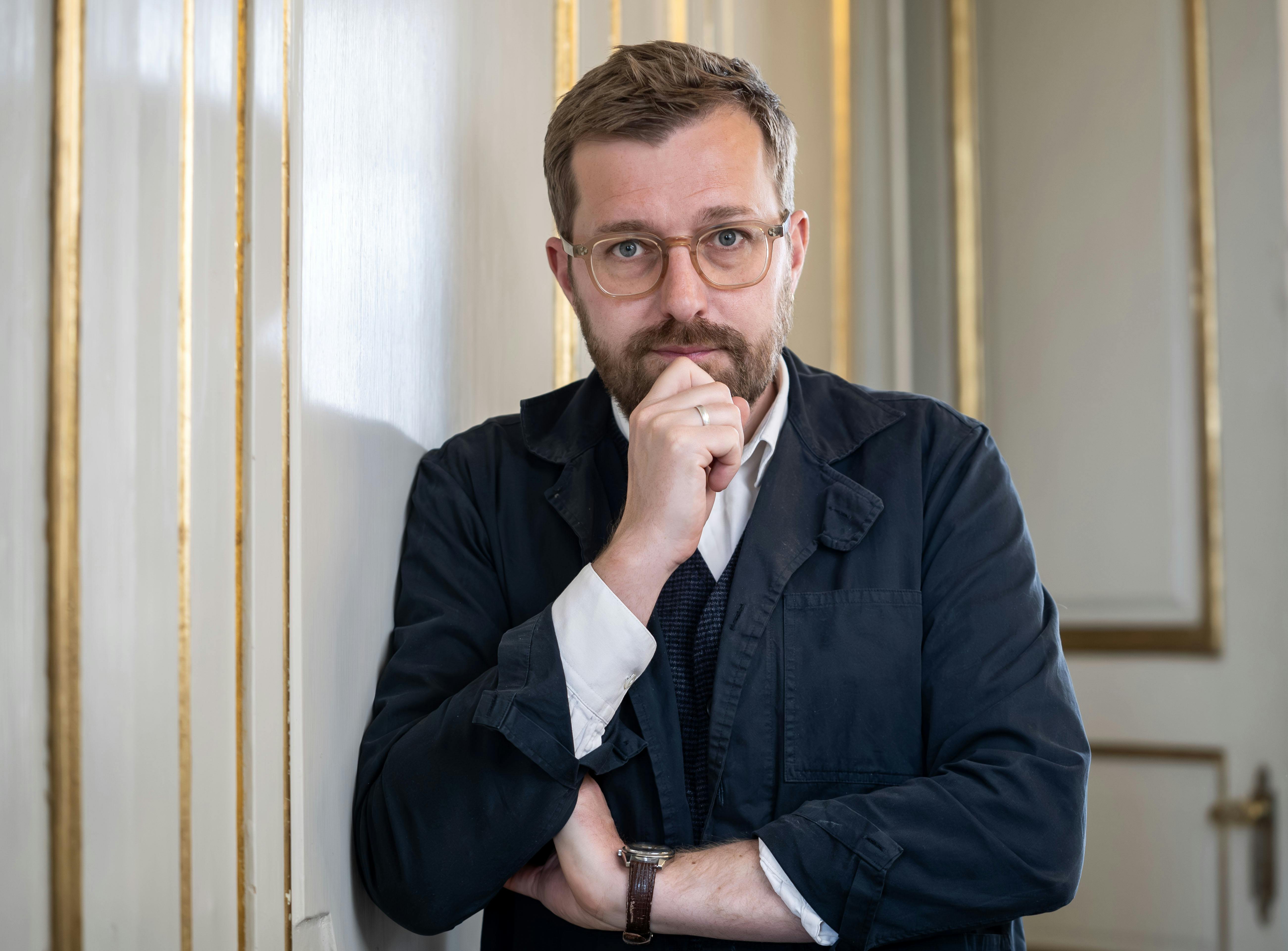 OPGAVE: Pressemøde på tredje sæson af 'Forræder' Rasmus BruunSTED: BernstorffslotJOURNALIST: Camilla Maria Johansen, Laura Dalgård Hansen, Sara Nørgaard og Simone KristensenFOTOGRAF: © Hanne Juul/ Aller Foto & VideoDATO: 20250408