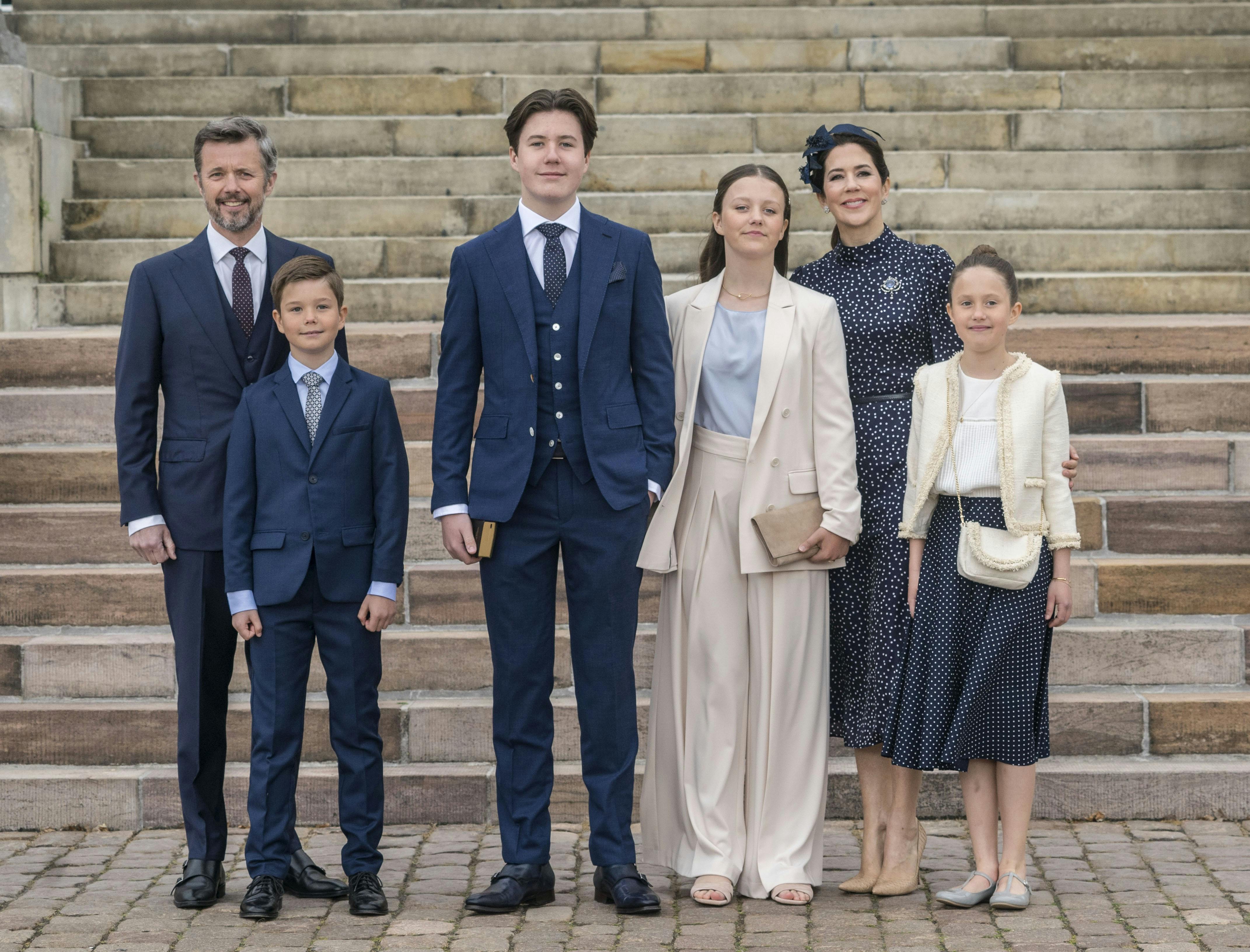 OPGAVE: Prins Christians konfirmation - her sammen med hele familien. Dronning Margrethe, Kronprins Frederik, kronprinsesse Mary, prinsesse Isabella, prins Vincent og prinsesse Josephine.STED: FredensborgDATO: 20210515JOURNALIST: Ulrik Ulriksen, Marianne Singer og Jan KörnerFOTOGRAF : Hanne Juul