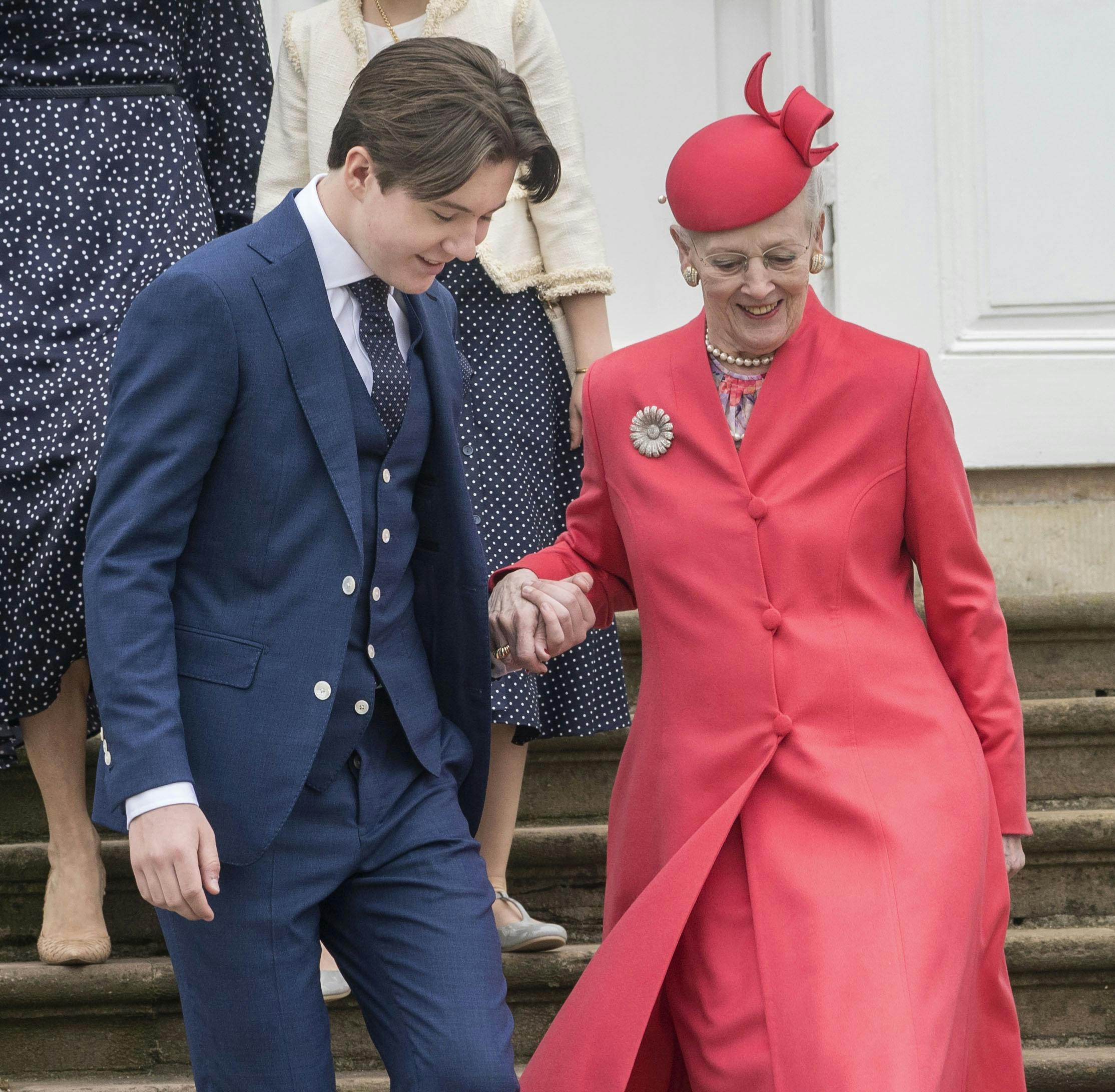 OPGAVE: Prins Christians konfirmation - her sammen med hele familien. Dronning Margrethe, Kronprins Frederik, kronprinsesse Mary, prinsesse Isabella, prins Vincent og prinsesse Josephine.STED: FredensborgDATO: 20210515JOURNALIST: Ulrik Ulriksen, Marianne Singer og Jan KörnerFOTOGRAF : Hanne Juul