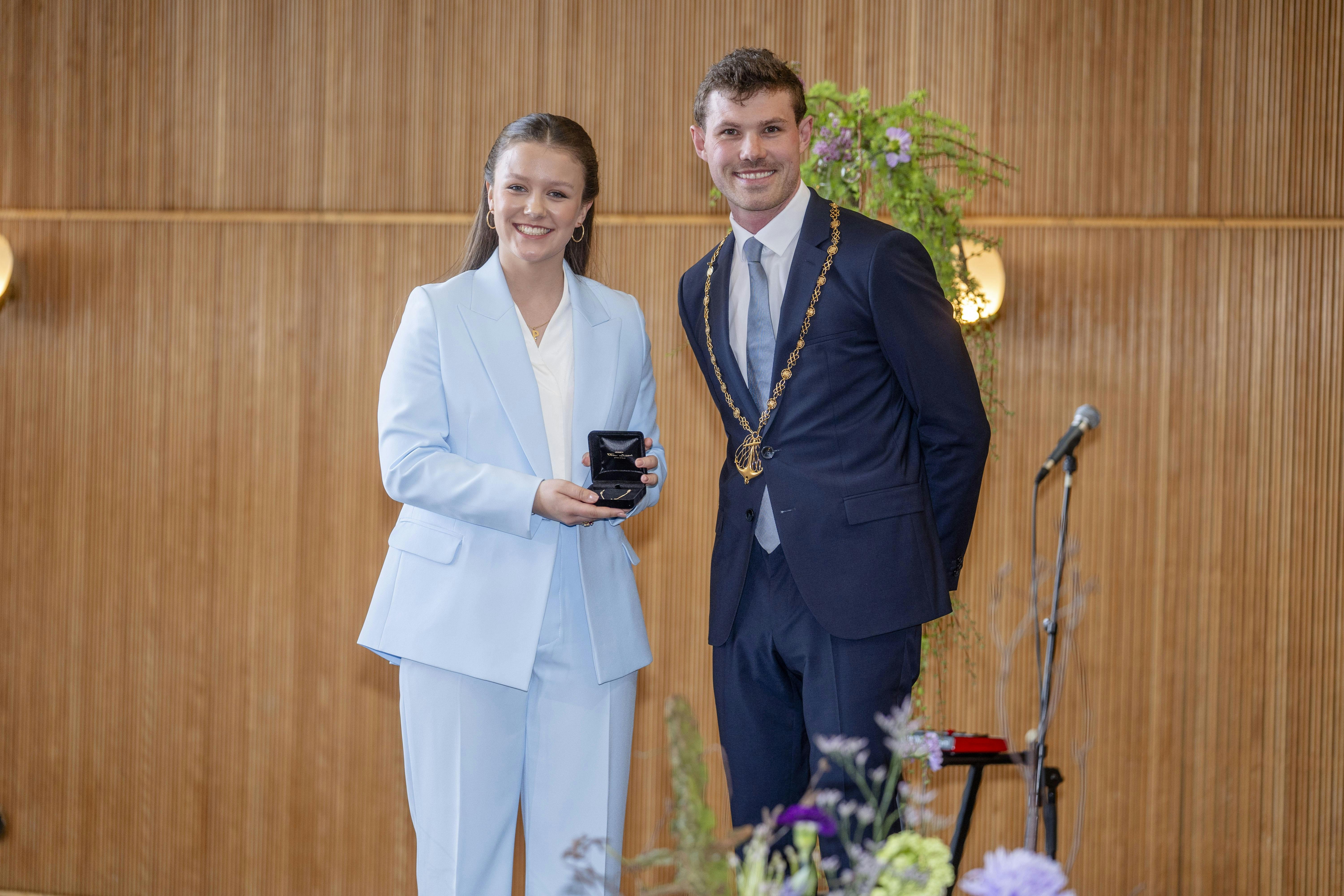 Fødselsdagsarrangement på Aarhus Rådhus i anledning af prinsesse Isabellas 18-års fødselsdag.Prinsesse Isabella og den kongelige familie deltager Journalist: Marianne S 40871461/Ulrik U 40583558Foto: Reportage – straks ja takVideo: LIVE fra ankomst Program følger