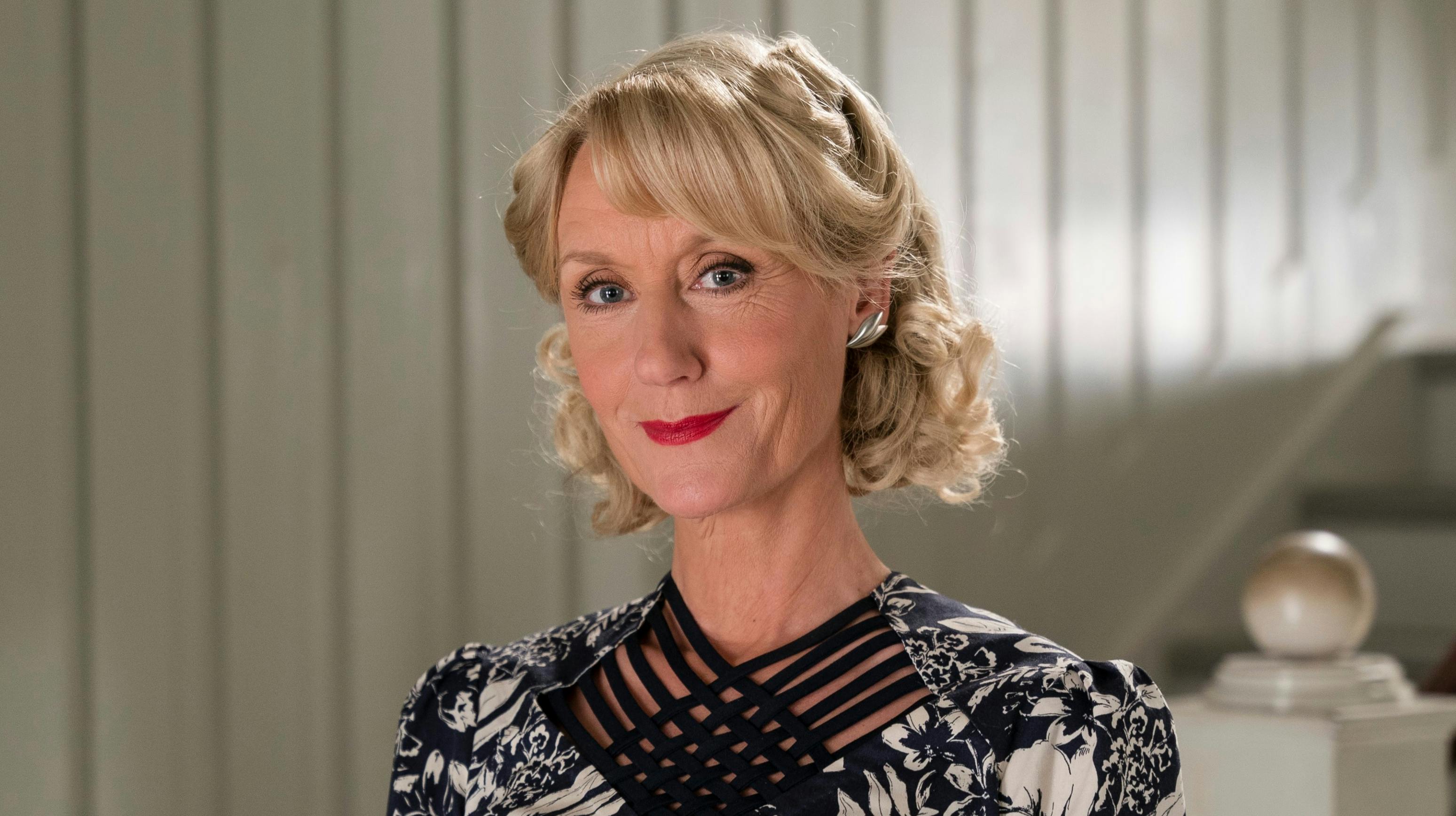 Anette Støvelbæk som fru Frigh i "Badehotellet".