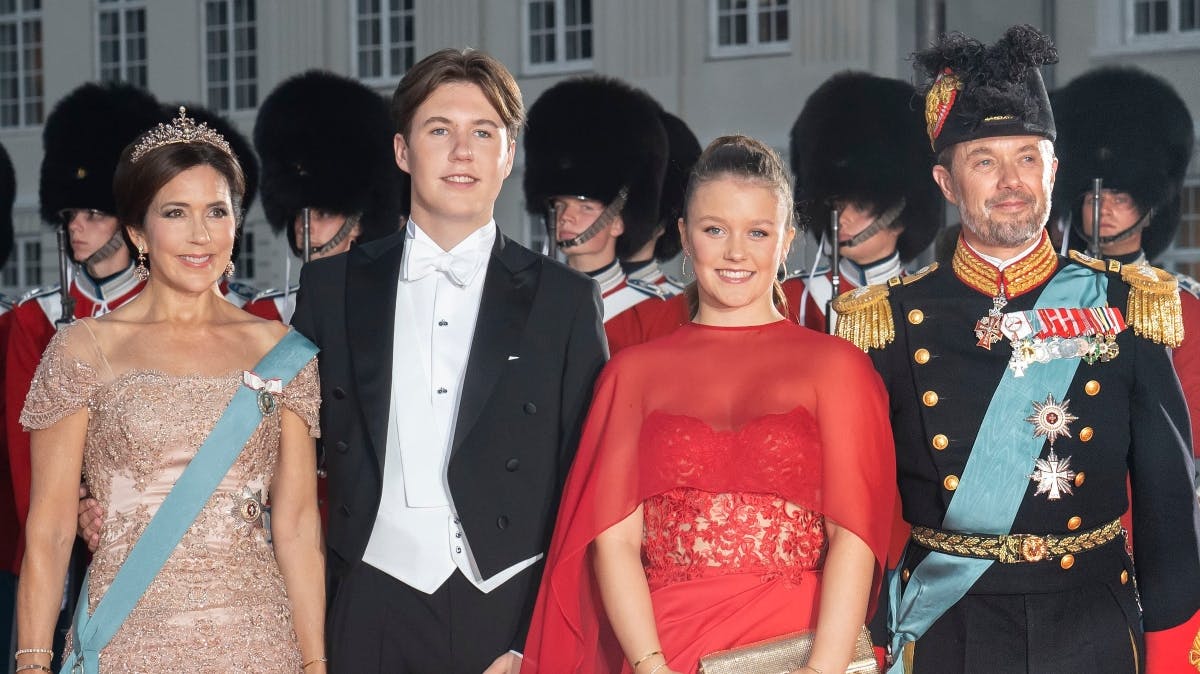 Dronning Mary, kronprins Christian, prinsesse Isabella og kong Frederik til galla for kronprins Christian.