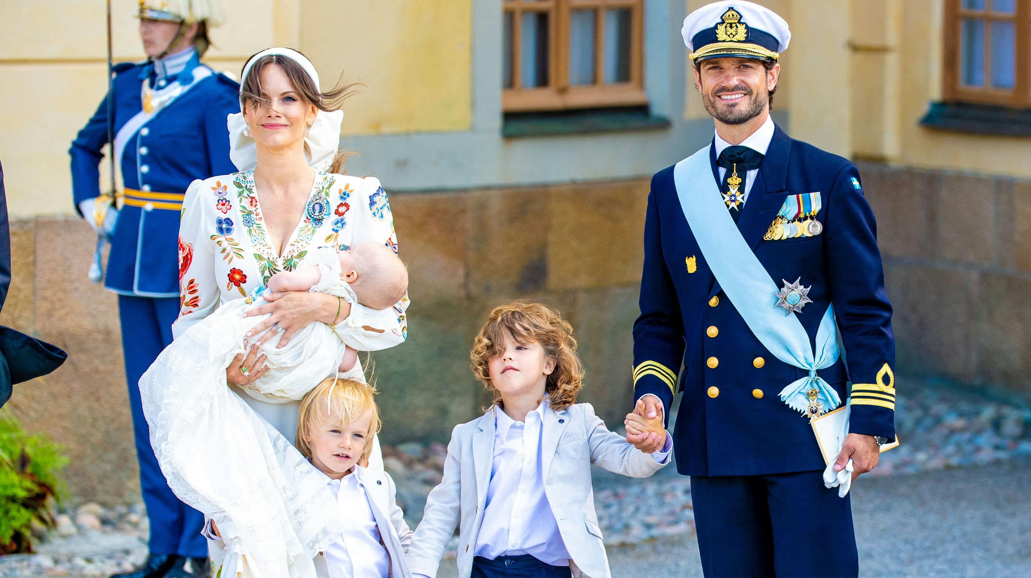Prinsesse Sofia og prins Carl Philip med deres børn til prins Julians barnedåb i 2021.