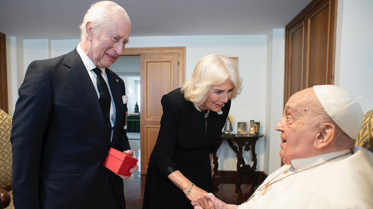 Kong Charles, dronning Camilla og pave Frans. 