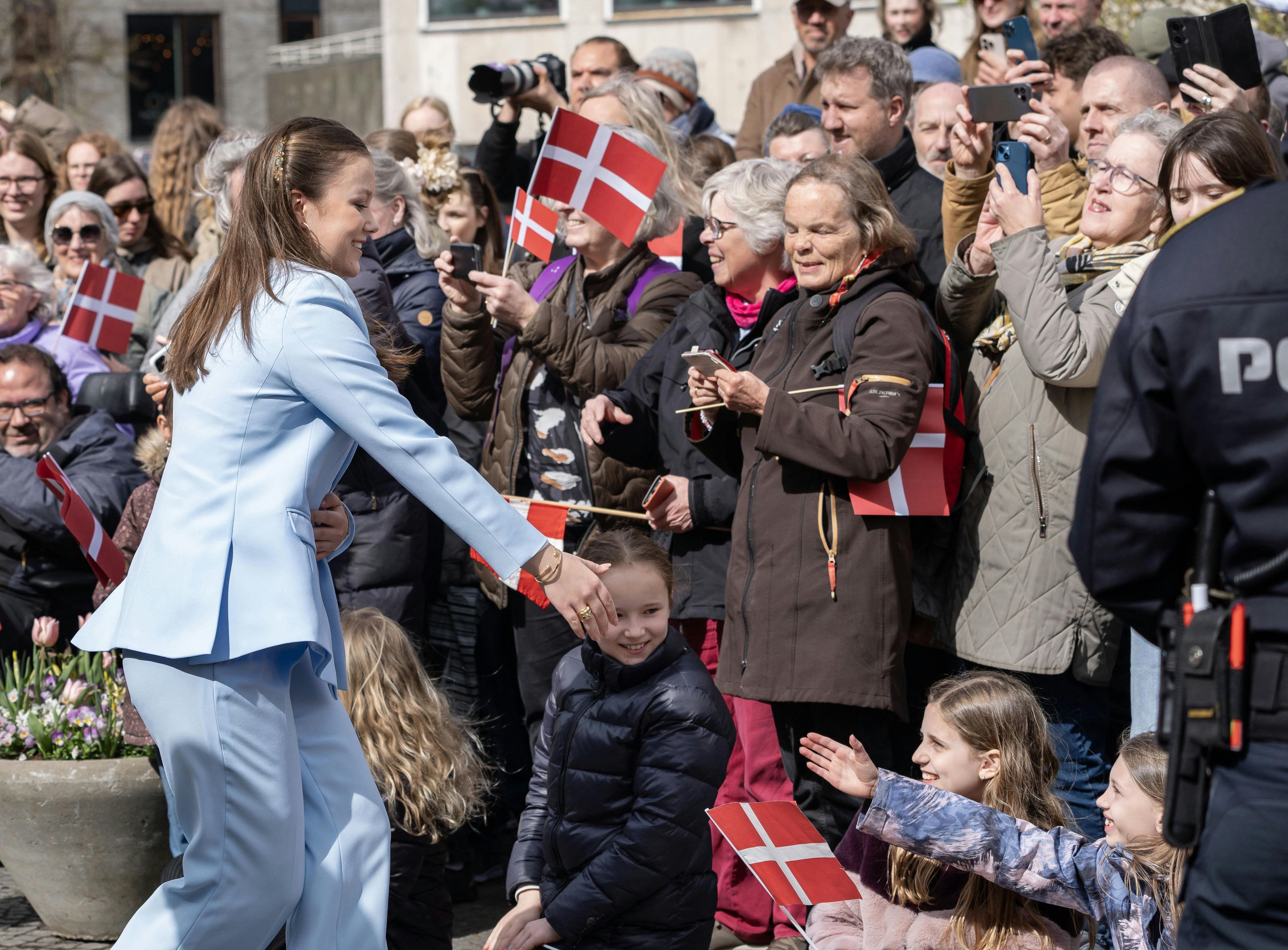 OPGAVE: Isabellas fødselsdags fejring i ÅrhusSTED: Århus rådhusJOURNALIST: Ulrik Ulriksen, Jan Körner, Marianne Singer og Oliver MorellFOTOGRAF: © Hanne Juul/ Aller Foto & VideoDATO: 202504011