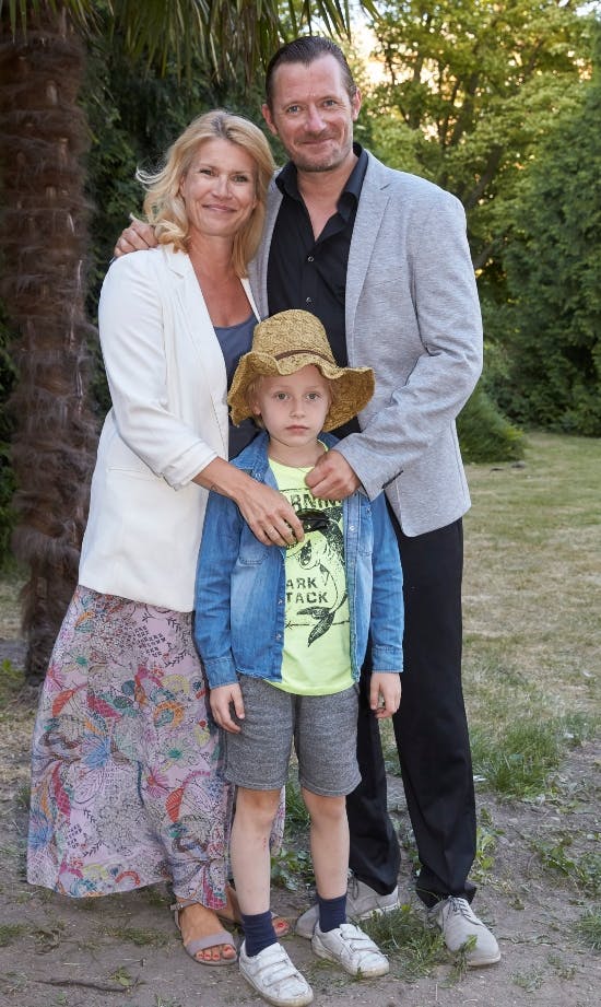 Anette Toftgaard med sin mand Jens Jacob Tychsen og deres søn Louis.